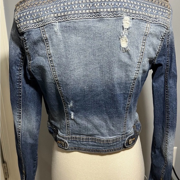 Chic Embroidered Jean Jacket - Picture 4 of 6